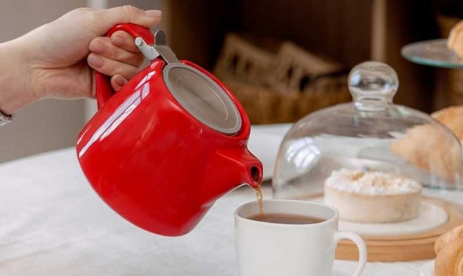 Is it Safe to Drink Tea from a Ceramic Teapot?