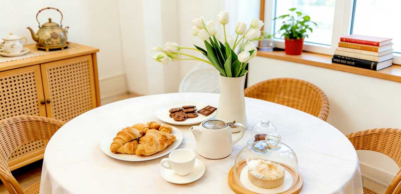 white ceramic teapot with infuser for loose tea 500ml